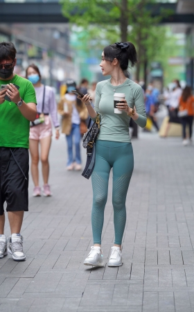 漂亮的瑜伽紧身裤美女