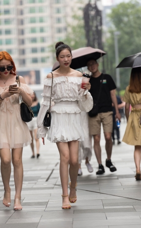 路肩白色裙子美女