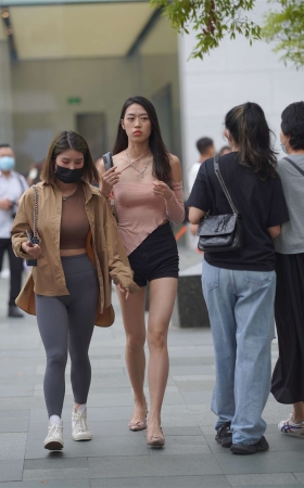 热裤长发美女