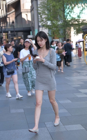 连体紧身包臀裙美女