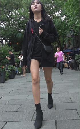 黑色短靴小姐姐