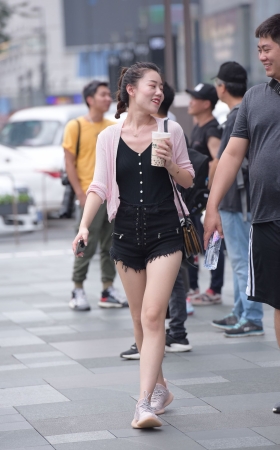 喝奶茶的热裤美女