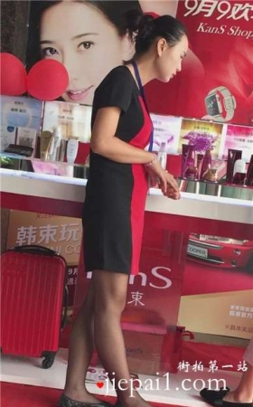 美女化妆品推销员的黑丝美腿诱惑