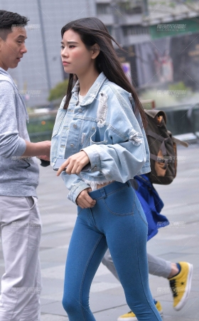 细雨中的蜜桃裤翘臀美眉 [21P]