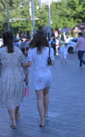 漂亮的包臀裙美女