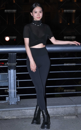 夜拍 黑色紧身裤 [14P]