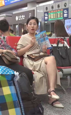 候车室里的裸足美女展示美脚