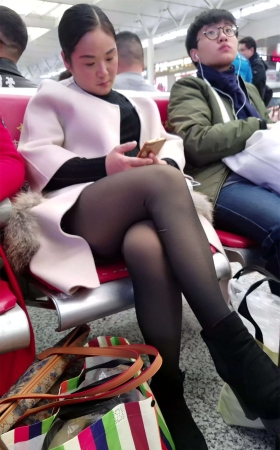候车室的极品黑丝美腿少妇