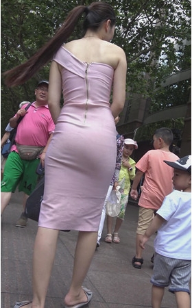 粉色包臀裙美女