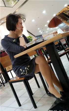 4k超清，餐厅吃饭拍摄美腿肉丝袜少妇
