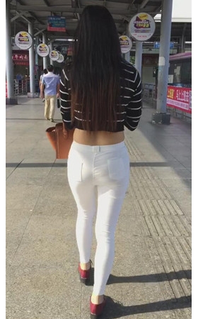 长发白裤露腰小姐姐