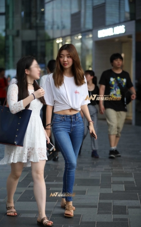 抽烟的紧牛美眉 [21P]