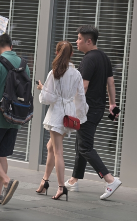 高跟美女腿好白