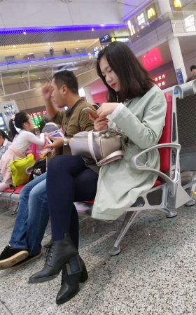 车站蓝色丝袜黑色皮鞋白肤漂亮美女