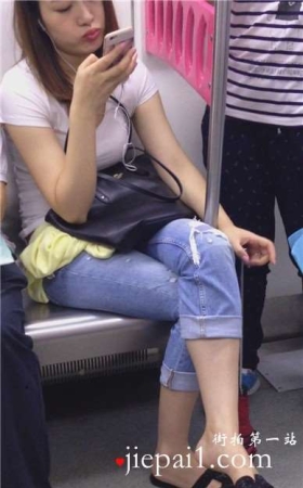 地铁上挑些功夫不错的妹子，人也漂亮。