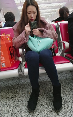 玩手机的妹子