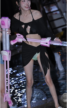 一群玩嗨了的比基尼美女(102P)