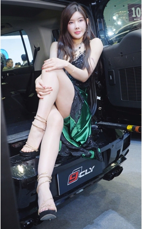 吊带气质美女