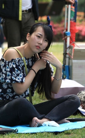 No1059 盘腿而坐的素足女孩一心摆弄自己的秀发