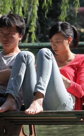 No432 难得碰上的“大尺度”长椅美女露足