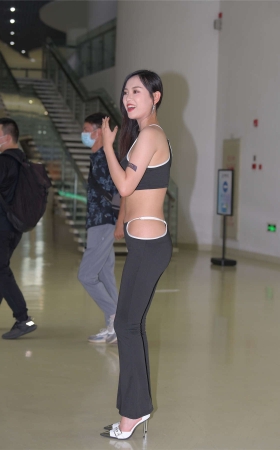 黑色迷人紧身裤