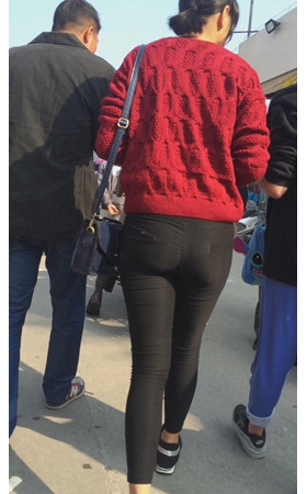 红衣黑紧裤妹子