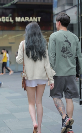 你被这位热裤美女吸引了吗？