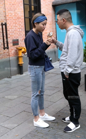 爱吃冰激淋的牛仔裤美女 [16P]