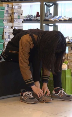 试鞋的黑裤美眉