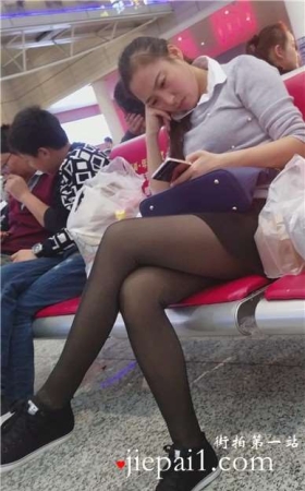 4k-高铁站候车室拍摄黑色丝足美腿女孩