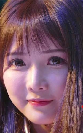 眼睛水汪汪的cosplay萌妹子