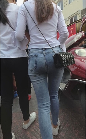 身材不错的紧身牛仔小姐姐