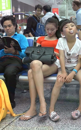 银白人字拖裸足美女