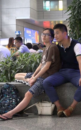 素颜出镜的女孩带着眼镜，长相干净，一双脚挺调皮地拿上拿下