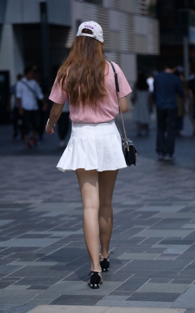 百褶裙笔直美腿美女