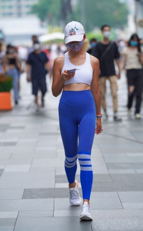 蓝色紧身裤小妹