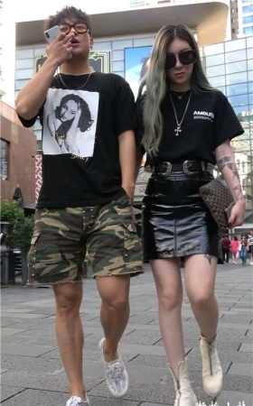 4K 性感皮裤墨镜街拍美女很酷