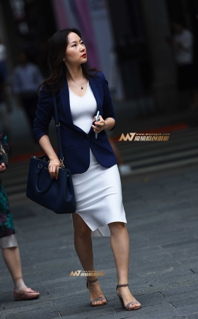 逛街中的少妇 [21P]