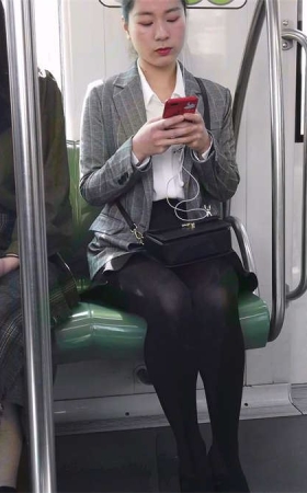 地铁上的黑丝白领美女
