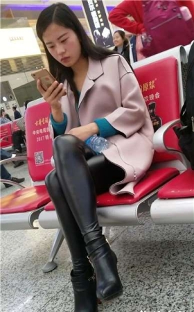 4k-候车室玩手机的皮裤美女