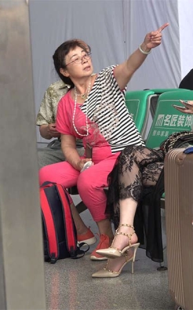 长发美女等车的优美场景