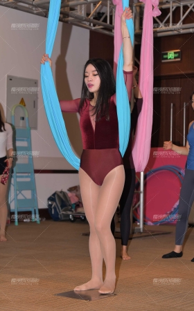 锻炼中的性感美女 [20P]