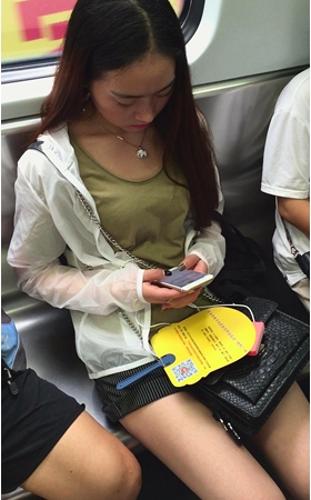 地铁上拍摄小清新美女