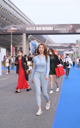 丰满的紧牛美女