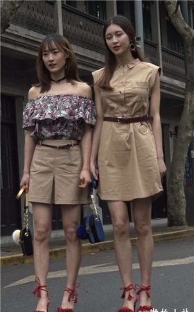 4K 街拍短裙凉高跟性感美女美女姐妹 2  [1.92 GB]