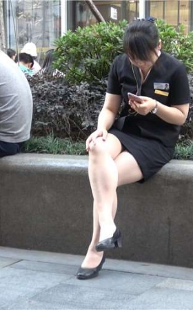 4k-花圃边玩手机凉丝足的制服街拍美女