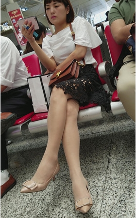 玩手机的短发美妇