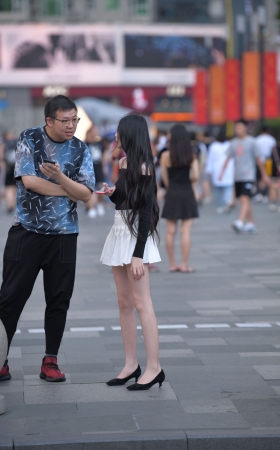纤细美腿高跟小姐姐