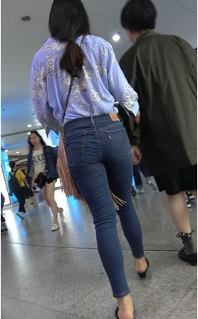 蓝色牛仔紧身裤美女