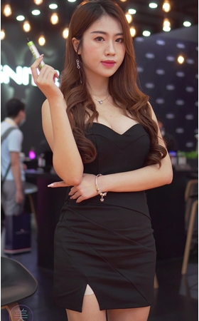 漂亮的黑裙美女